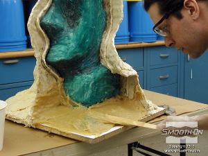 לחיצה להגדלת תמונה מערבבים ומורחים שכבה של פוליאוריטן קשיח Plasti-Paste על אזור 3  (חצי הפנים שני).