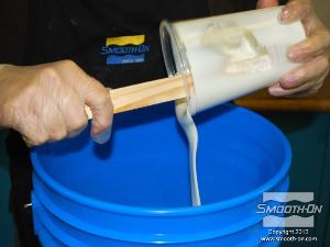 לחיצה להגדלת תמונה שופכים את המקשה למיכל ערבוב גדול יותר.