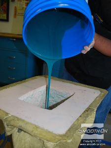 לחיצה להגדלת תמונה שופכים את תערובת קצף הפוליאוריתן הגמיש FlexFoam-iT® X אל תוך התבנית.