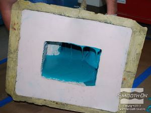 לחיצה להגדלת תמונה מניחים לחומר לזרום עד לקצה חלל התבנית לפני שממשיכים לגלגל את התבנית על הפאה הבאה.