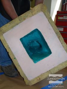 לחיצה להגדלת תמונה ממשיכים לגלגל את התבנית עד שכל המשטחים הפנימיים של התבנית מכוסים בפוליאורתן גמיש מוקצף- FlexFoam-iT® X.