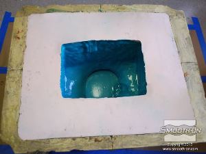 לחיצה להגדלת תמונה ברגע שקצף הפוליאוריתן גמיש FlexFoam-iT® X מתחיל להתפשט מחזירים את התבנית למצב אנכי ומניחים לקצף לעלות.