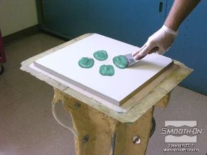 לחיצה להגדלת תמונה בעזרת שפכטל, מסירים עודף קצף פוליאוריתן גמיש FlexFoam-iT® X מלוח המכסה. לאחר מכן, מסירים את הלוח מהתבנית.