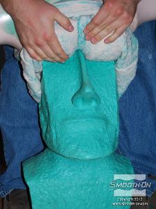 לחיצה להגדלת תמונה ממשיכים למתוח ולגלול את תבנית סיליקון הDrago Skin בעדינות מעל הנקודות הגבוהות במודל.