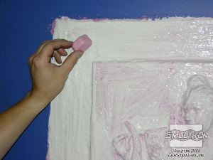 לחיצה להגדלת תמונה לאחר שהשכבה השניה נעשית דביקה (Tacky), מדביקים את מפתחות הנעילה לתבנית הסיליקון.