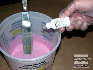 לחיצה להגדלת תמונה מודדים ומערבבים מנה נוספת של סיליקון Mold Max® Stroke עם פיגמנט. לשכבה זו מוסיפים גם מסמיך לסיליקון Thi-Vex.