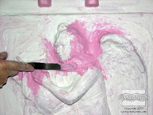 לחיצה להגדלת תמונה ממלאים את האנדרקאטים במודל ומחליקם קצוות חדים בעזרת מנת הסיליקון Mold Max® Stroke הסמיך.