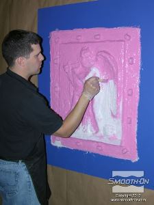 לחיצה להגדלת תמונה מודדים ומערבבים שכבה נוספת של סיליקון Mold Max® Stroke עם צבע לסיליקון Silc-Pig, ללא מסמיך.