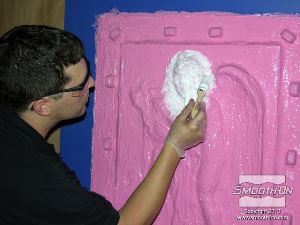 לחיצה להגדלת תמונה מכינים את השכבה הרביעית והאחרונה של הסיליקון Mold Max® Stroke ללא פיגמנט.