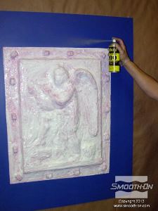 לחיצה להגדלת תמונה מרססים על תבנית הסיליקון Mold Max® Stroke ומשטח העבודה חומר הפרדה לתבניות סיליקון Ease Release 200 לפני שמתחילים להכין את מעיל התמיכה. במקרים מסויימים יתכן שיהיה צורך להשתמש גם בחומר הפרדה על בסיס וקס Sonite Wax על משטחי התבנית כדי שתפרד בקלות ממעיל התמיכ