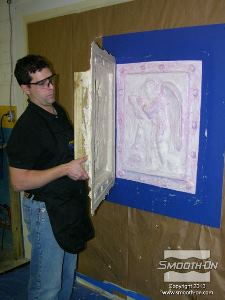 לחיצה להגדלת תמונה לאחר שהפוליאוריטן Plasti-Paste התמצק לגמרי (בערך 90 דקות), מסירים את מעיל התמיכה מתבנית הסיליקון Mold Max® Stroke.