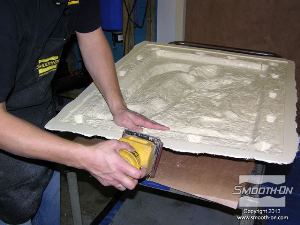 לחיצה להגדלת תמונה קצוות מעיל התמיכה עלולים להיות חדים. משייפים את מעיל הפוליאוריתן Plasti-Paste כדי להפוך את העבודה איתו לבטוחה יותר.