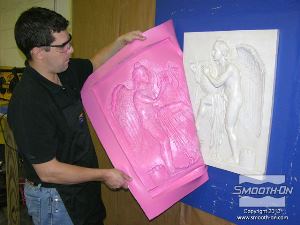 לחיצה להגדלת תמונה מקלפים את תבנית הסיליקון Mold Max® Stroke® מעל המודל המקורי.