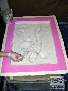 לחיצה להגדלת תמונה מורחים את הג'לקוט על כל משטח תבנית הסיליקון ויוצרים שכבה דקה של גבס מחוזק duoMatrix® NEO.