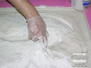 לחיצה להגדלת תמונה דוחפים את תערובת הסיבים הקצוצים וגבס הduoMatrix® NEO אל האיזורים העמוקים בתבנית.