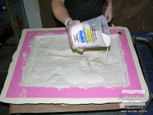 לחיצה להגדלת תמונה מערבבים ושופכים שכבה מנה שניה של פולימר מחוזק בגבס duoMatrix® NEO, ללא סיבי זכוכית קצוצים.