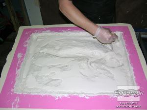 לחיצה להגדלת תמונה מורחים את ה גבס מחוזק duoMatrix® NEO על גב כל היציקה.