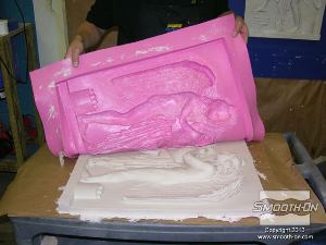 לחיצה להגדלת תמונה מקלפים את תבנית הסיליקון Mold Max® Stroke® מעל יציקת הגבס המחוזק בפולימר duoMatrix® NEO...