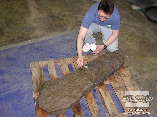 ראשית, אוטמים את המצבה בחומר אטימה וקס משחתי Sonite Wax.