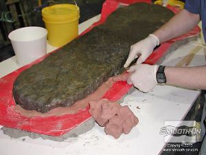 לחיצה להגדלת תמונה מכינים מחיצה מסביב למצבה מ חימר על בסיס שמן. מרססים על כל המשטח חומר הפרדה על בסיס סיליקון Univeral.