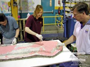 לחיצה להגדלת תמונה לשכבה השניה מוסיפים פיגמנט לפוליאוריתן So-Strong כדי להבטיח כיסוי טוב של כל המשטח.