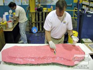 לחיצה להגדלת תמונה מורחים על כל המשטח חומר אטימה Sonite Wax שימנע ממעיל התמיכה להדבק לתבנית הפוליאוריתן Brush-On® 40.