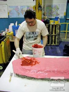 לחיצה להגדלת תמונה מורחים על כל המשטח פוליאוריתן Plasti-Paste צבוע בצבע So-Strong.