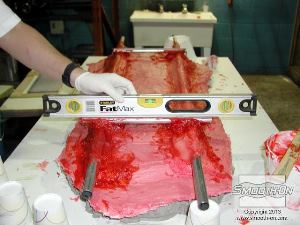 לחיצה להגדלת תמונה לאחר שהפוליאוריתן Plasti-Paste מתמצק מטביעים בו צינורות מתכת בעזרת חומר נוסף. תפקידם של הצינורות הוא לחזק את מעיל התמיכה וגם לשמש כידיות אחיזה.