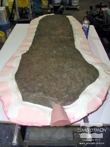 לחיצה להגדלת תמונה הופכים את התבנית וחושפים את החצי השני של המצבה. מסירים את החימר ומנקים ממנו את המודל והתבנית ביסודיות.