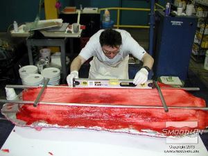 לחיצה להגדלת תמונה מכניסים צינורות מתכת גם לחצי המעיל הזה.