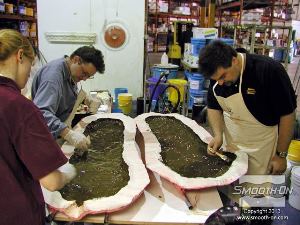 לחיצה להגדלת תמונה מורחים את החומר על שני חצאי התבנית.