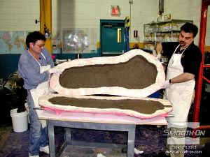 לחיצה להגדלת תמונה סוגרים את התבנית ומאבטחים את שני החצאים בעזרת רצועות.