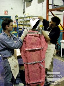 לחיצה להגדלת תמונה יוצקים את הפוליאוריתן הנוזלי לתבנית כדי לחזק את הג'לקוט ולעזור בחיבור שני החצאים אחד לשני.