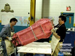 לחיצה להגדלת תמונה מסובבים את התבנית במכונת יציקה בסיבוב (Rotocasting) כדי לפזר את החומר באופן שווה בתבנית.