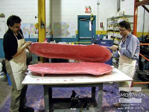 לחיצה להגדלת תמונה לאחר שהפוליאוריתן SmoothCast® 320 מתמצק, חולצים את היציקה. ראשית, מורידים את מעיל התמיכה.