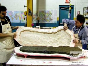 לחיצה להגדלת תמונה מסירים את חצי התבנית העליון וחושפים את היציקה.