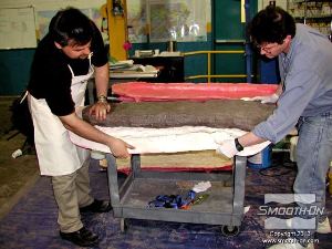 לחיצה להגדלת תמונה חולצים את היציקה מתבנית הגומי פוליאוריתן SmoothCast® 320.