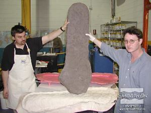 לחיצה להגדלת תמונה חליצת היציקה הסתיימה. ג'ו דומיק (שמאל) מחברת Smooth-On וכריס בלומקוויסט (ימין) מחברת Aura מציגים את היציקה המוכנה.