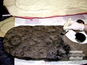 לחיצה להגדלת תמונה צובעים את היציקה בצבע חום כדי להעניק לה מראה ריאליסטי ולחדד את פרטיה. צביעת היציקה מקלה על אנשים 'לא מיומנים' להעריך את כל הפרטים בה.