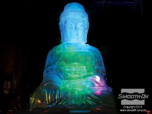 לחיצה להגדלת תמונה אורות צבעוניים מאירים את הפסל מבפנים וניתן לראות אותו ממרחק קילומרטים.