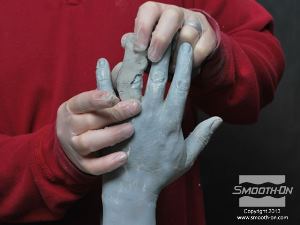 לחיצה להגדלת תמונה מרקמו של חימר האפוקסי Free Form® Earth מאפשר בנייה מהירה על גבי מודל היד.