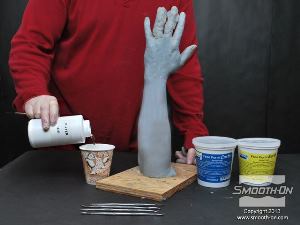 לחיצה להגדלת תמונה מחליקים את בצק האפוקסי Free Form® Earth בעזרת מים רגילים. הדבר גם מונע מדברים להדבק לבצק.