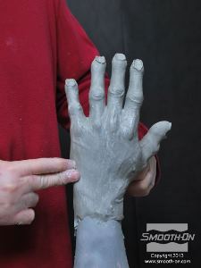 לחיצה להגדלת תמונה זמן העבודה הארוך של בצק האפוקסי Free Form® Earth מאפשר הוספה של חומר וחידוד פרטים מבלי לפחד שהאפוקסי יתמצק בזמן העבודה.