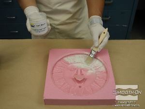 לחיצה להגדלת תמונה מורחים אבקת הCast Magic בצבע ירוק בהיר על משטח תבנית  Mold Max® 30 .