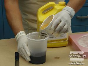 לחיצה להגדלת תמונה מודדים את בסיס הSmooth-Cast ®300 ושופכים גם אותו אל מיכל הערבוב.