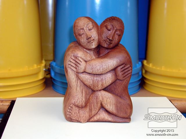 המודל המקורי הוא גילוף עץ. ברורב המקרים בהם מעתיקים מודל מעץ רוצים להעתיק את מרקם העץ ליציקה.