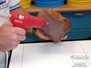 לחיצה להגדלת תמונה ראשית, מדביקים את המודל המקורי ללוח בסיס ממלאמין בעזרת אקדח דבק חם.