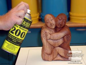 לחיצה להגדלת תמונה מרססים חומר הפרדה לתבנית סיליקון Ease Release® 200 על המודל כדי לסייע בהסרת תבנית הסיליקון Dragon Skin® 10 FAST ממנו.