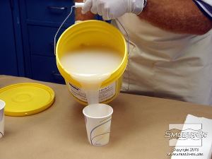 לחיצה להגדלת תמונה מודדים את הבסיס של הסיליקון Dragon Skin® 10 FAST. כשמכינים תבנית במריחה חשוב להשתמש בגרסה המהירה (FAST) של החומר כדי לקצר בהרבה את זמן הכנת התבנית.