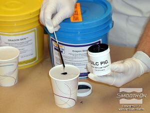 לחיצה להגדלת תמונה סיליקון למריחה Dragon Skin®10 FAST הוא צלול באופן טבעי, מה שלפעמים מקשה על זיהוי איזורים לא מכוסים בחומר על המודל. כדי להבטיח שכל המודל מכוסה בסיליקון מוסיפים כמות קטנה של פיגמנט לסיליקון Silc-Pig.